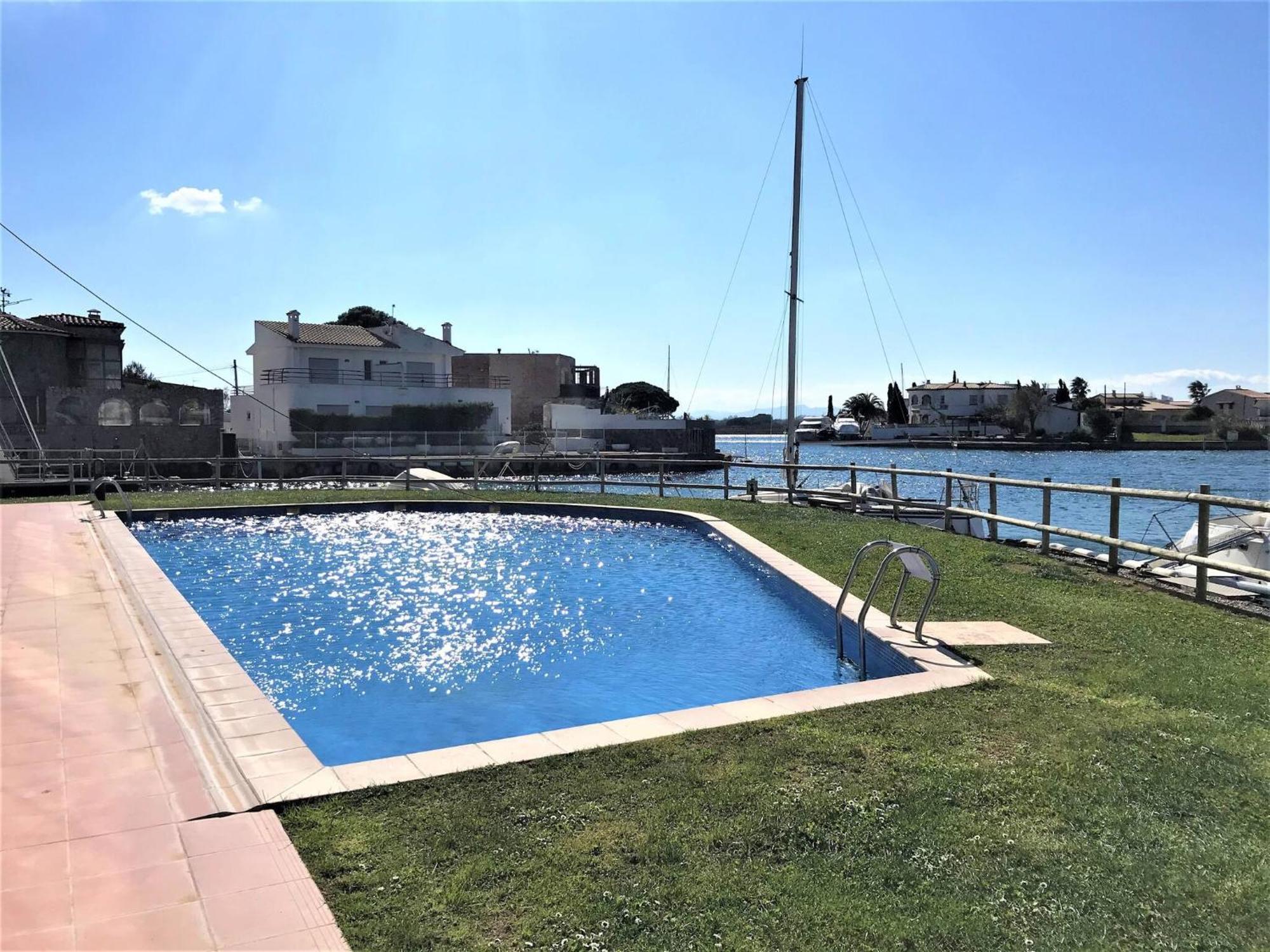 Apartamento En Roses Con Vistas Al Canal Y Piscina エクステリア 写真