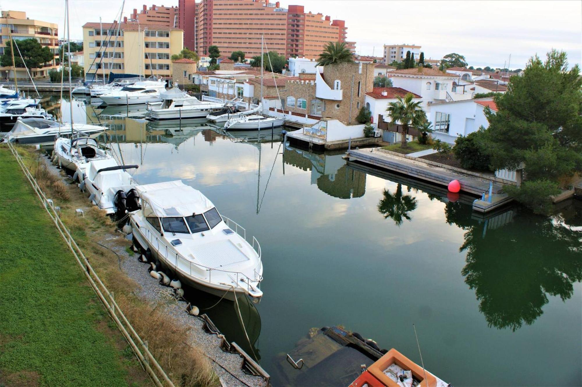 Apartamento En Roses Con Vistas Al Canal Y Piscina エクステリア 写真